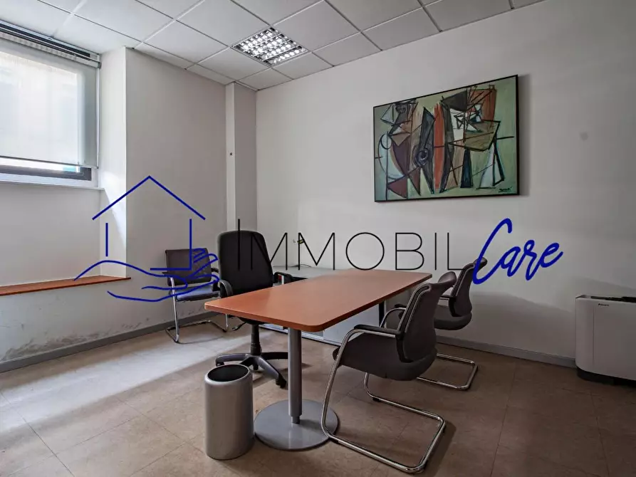 Immagine 19 di Locale commerciale in affitto  a Livorno