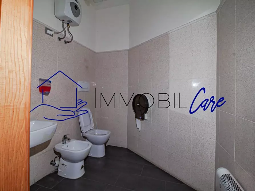 Immagine 22 di Locale commerciale in affitto  a Livorno