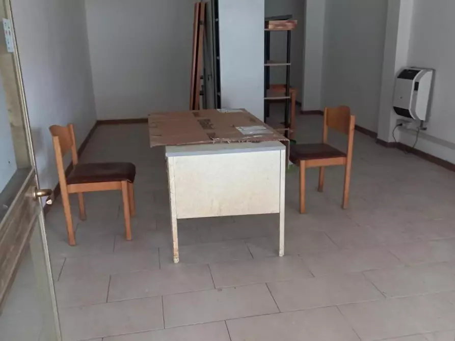 Immagine 1 di Negozio in affitto  a Pisa