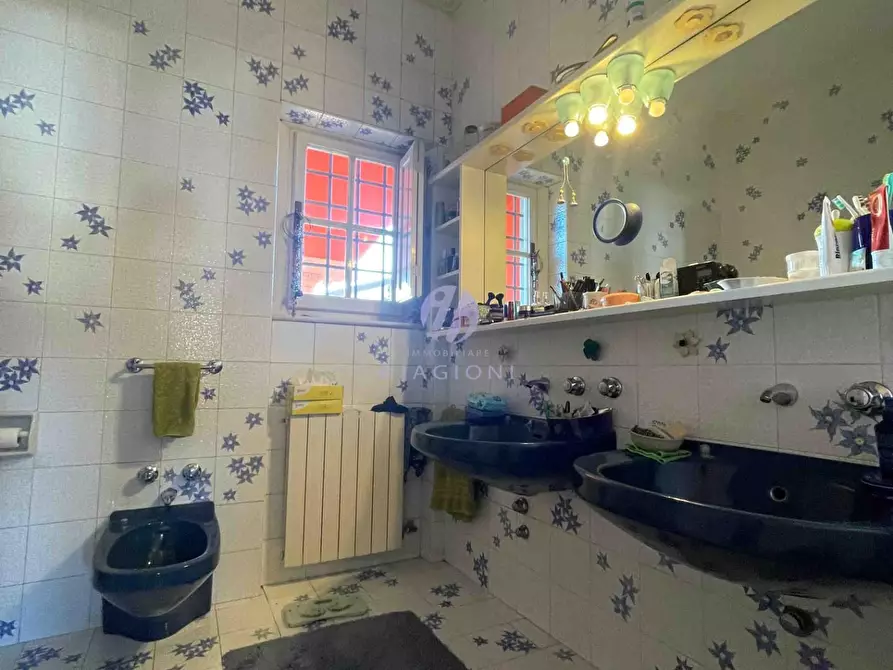 Immagine 27 di Villa in vendita  a Camaiore