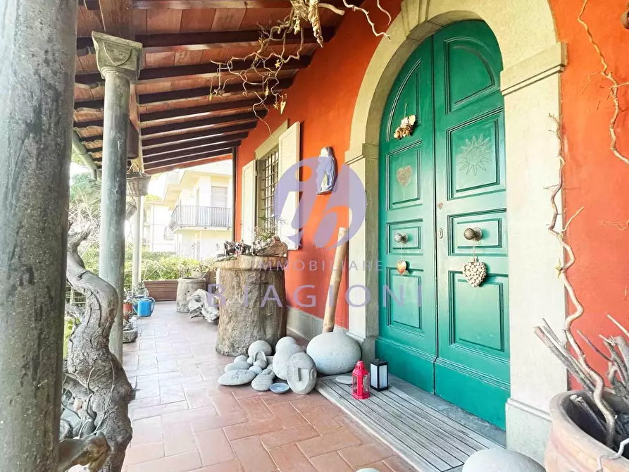Immagine 10 di Villa in vendita  a Camaiore