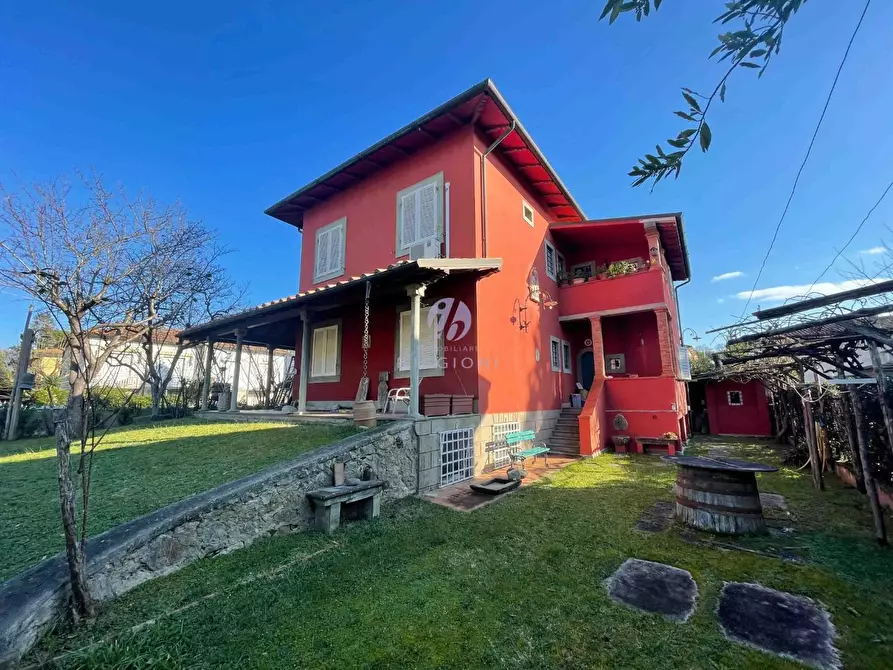 Immagine 8 di Villa in vendita  a Camaiore
