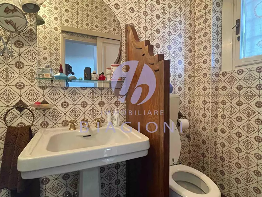 Immagine 18 di Villa in vendita  a Camaiore