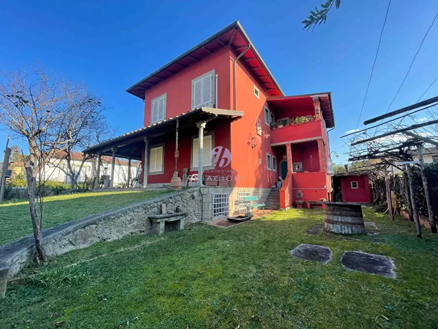 Immagine 7 di Villa in vendita  a Camaiore