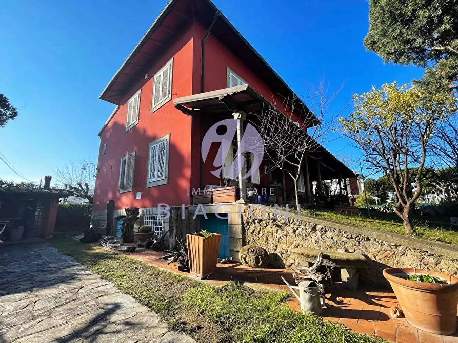 Immagine 4 di Villa in vendita  a Camaiore