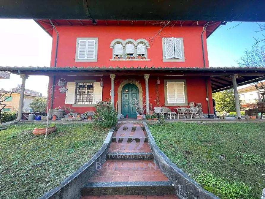 Immagine 2 di Villa in vendita  a Camaiore