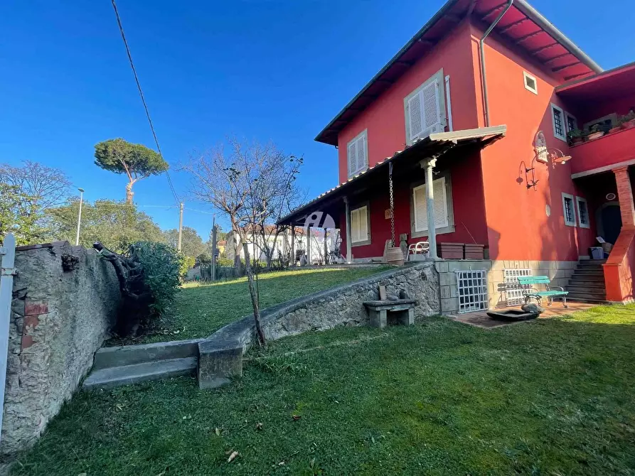 Immagine 9 di Villa in vendita  a Camaiore