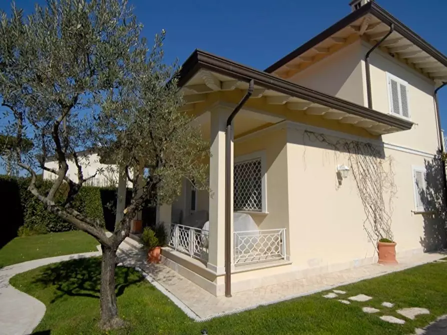 Immagine 2 di Villa in affitto  a Forte Dei Marmi