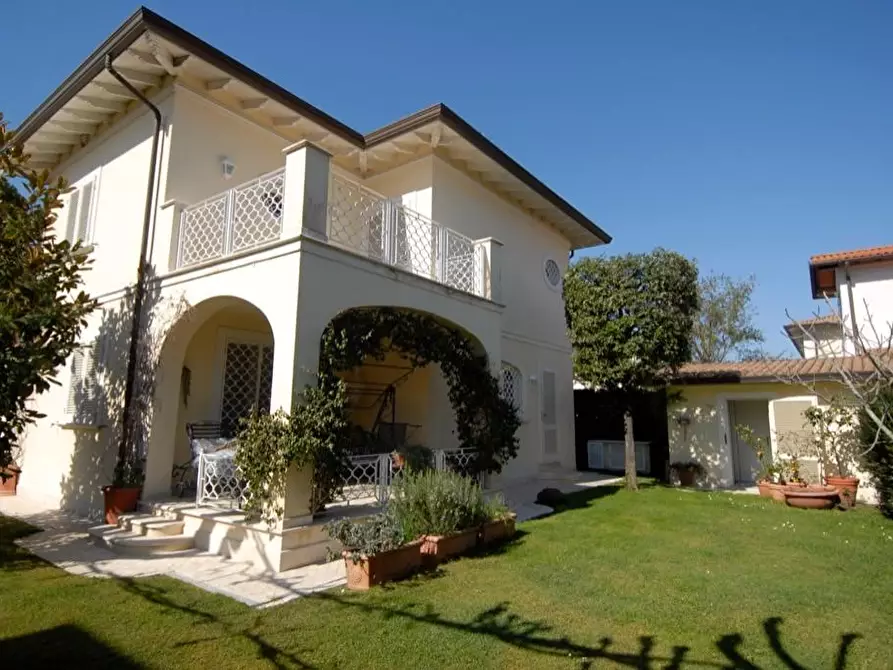 Immagine 1 di Villa in affitto  a Forte Dei Marmi