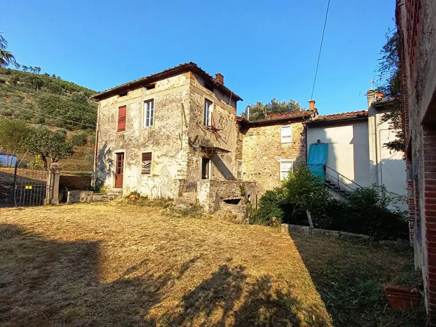 Immagine 1 di Casa colonica in vendita  a Capannori