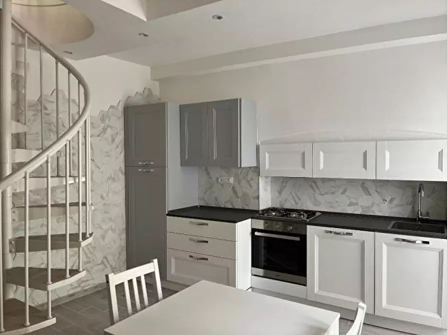 Immagine 2 di Casa semindipendente in vendita  a Massa