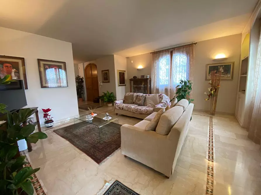 Immagine 3 di Villa in vendita  a Grosseto