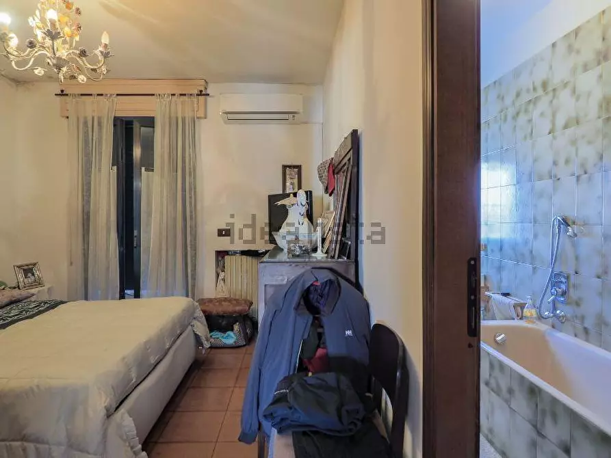 Immagine 17 di Porzione di casa in vendita  a Massa