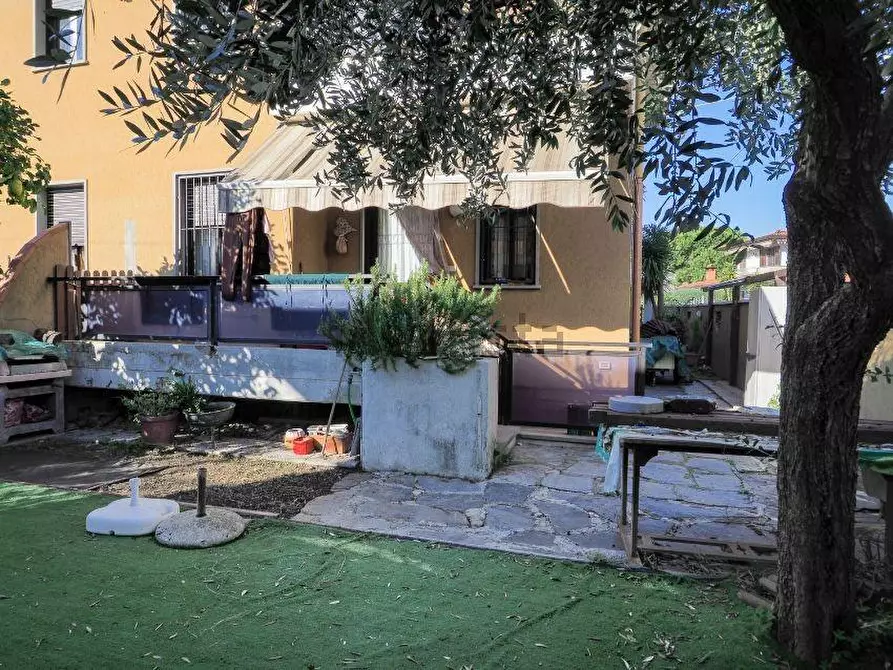 Immagine 2 di Porzione di casa in vendita  a Massa