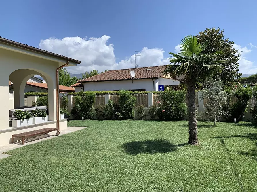 Immagine 2 di Casa bifamiliare in affitto  a Forte Dei Marmi