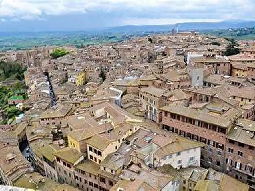 Immagine 1 di Appartamento in vendita  a Siena