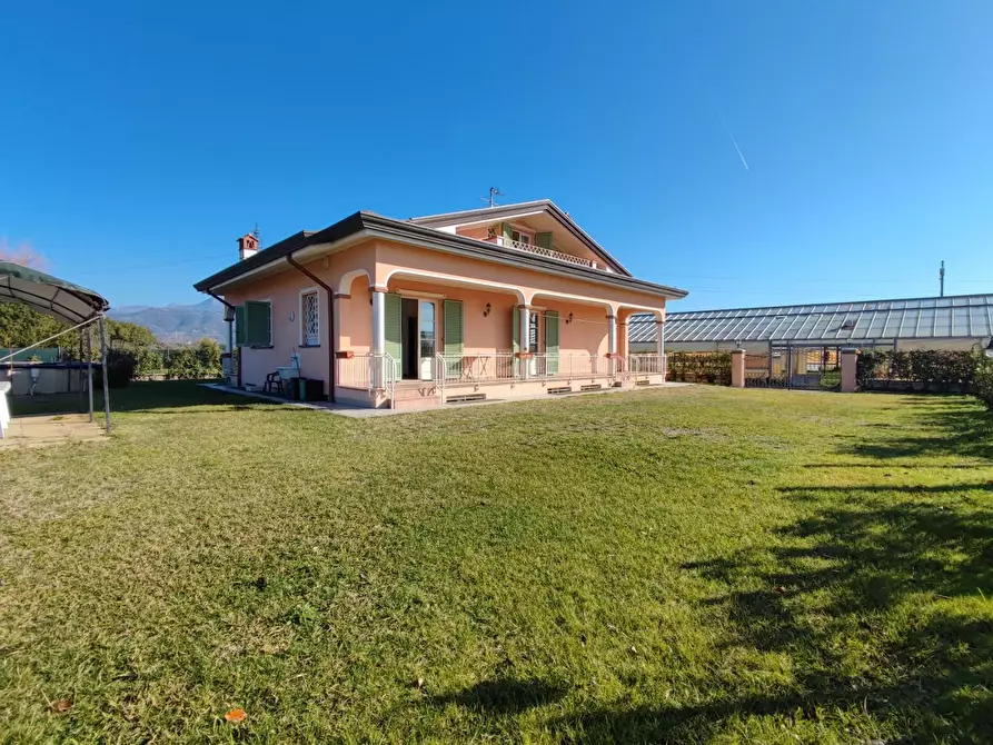 Immagine 26 di Villa in vendita  a Viareggio