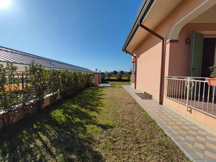 Immagine 27 di Villa in vendita  a Viareggio