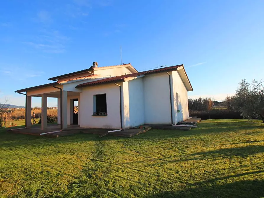 Immagine 2 di Villa in vendita  a Larciano