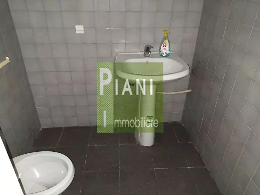 Immagine 7 di Locale commerciale in affitto  a Livorno