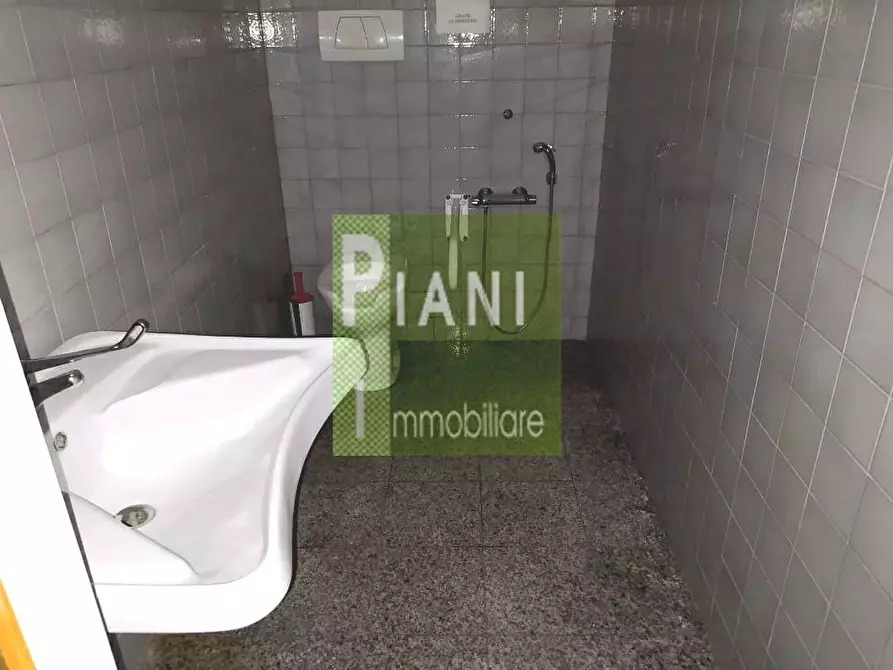 Immagine 8 di Locale commerciale in affitto  a Livorno