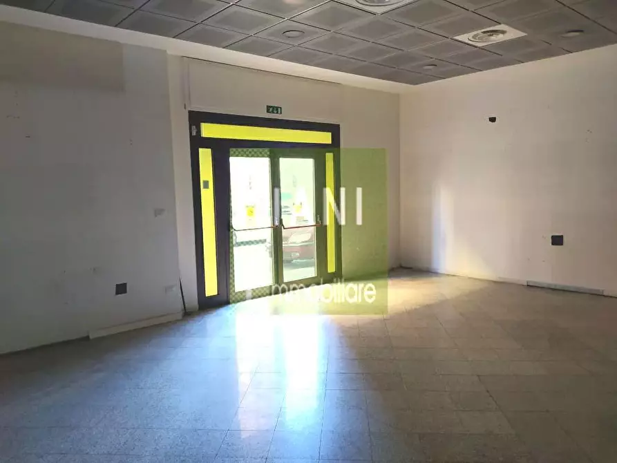 Immagine 9 di Locale commerciale in affitto  a Livorno