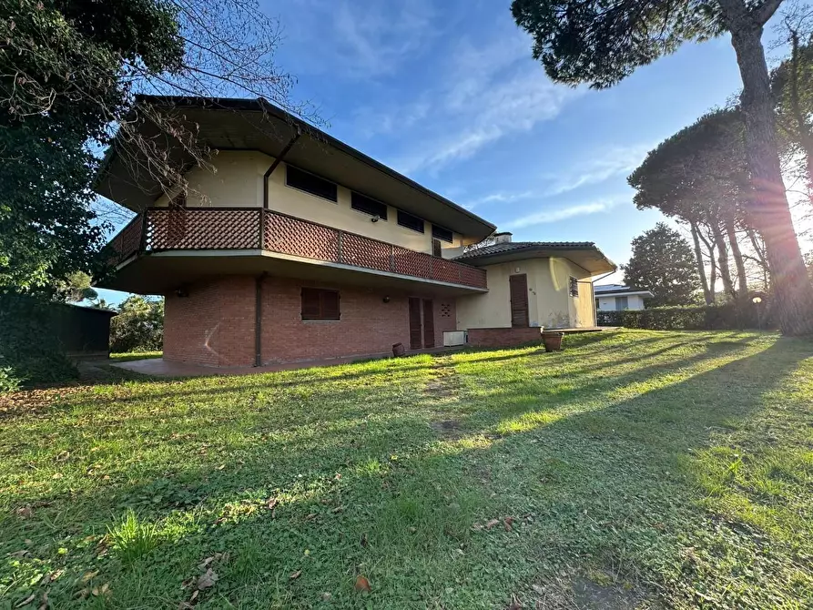Immagine 4 di Villa in vendita  a Massa