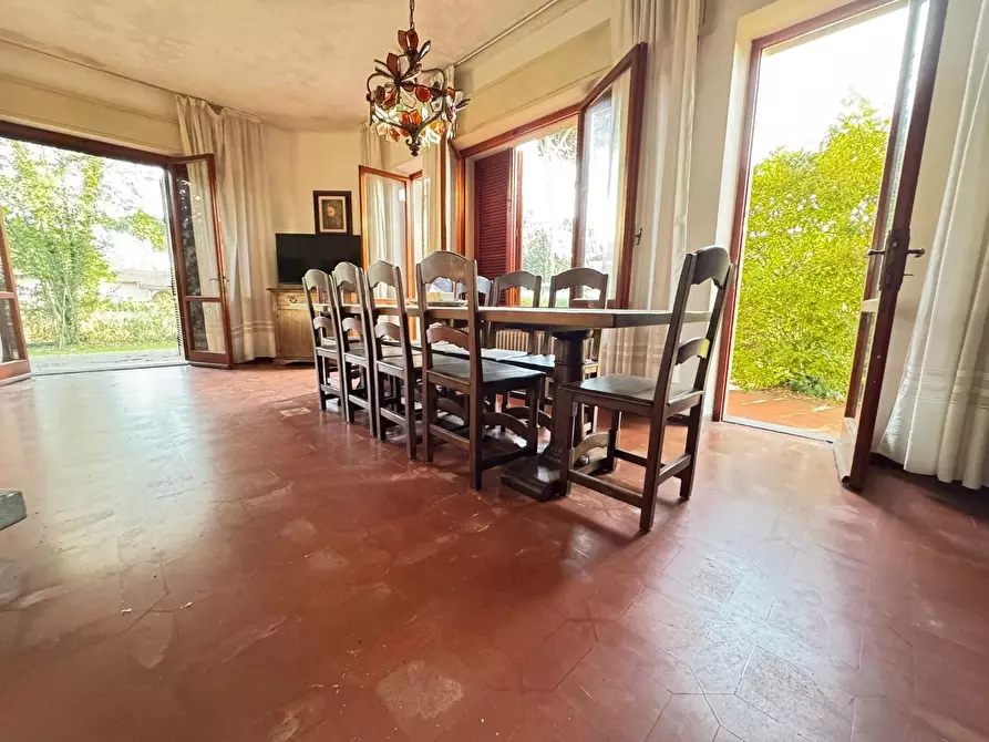 Immagine 22 di Villa in vendita  a Massa