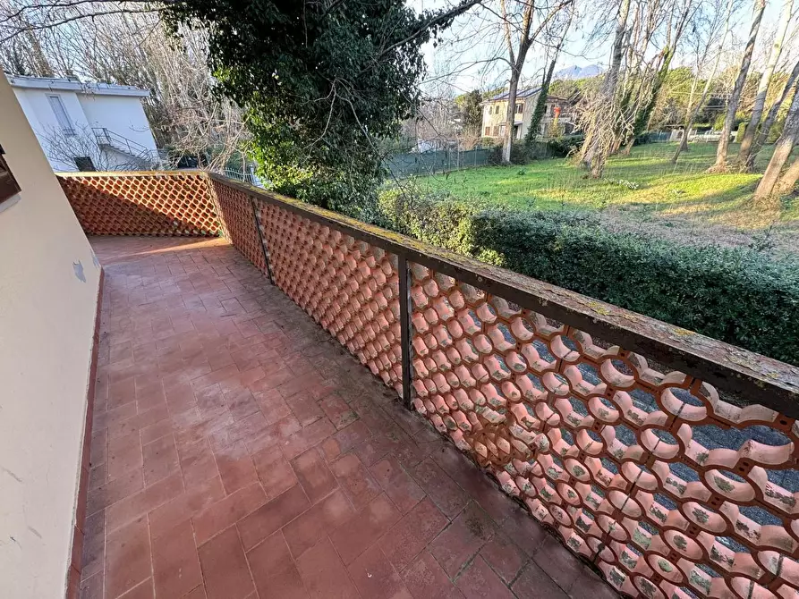 Immagine 10 di Villa in vendita  a Massa