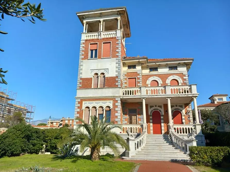 Immagine 1 di Villa in vendita  a Massa