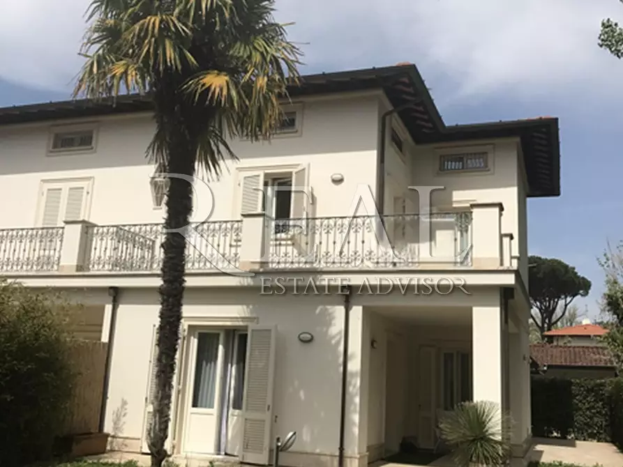 Immagine 1 di Casa bifamiliare in vendita  a Forte Dei Marmi