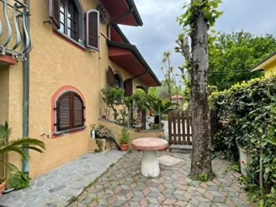 Immagine 3 di Villa in vendita  a Massa