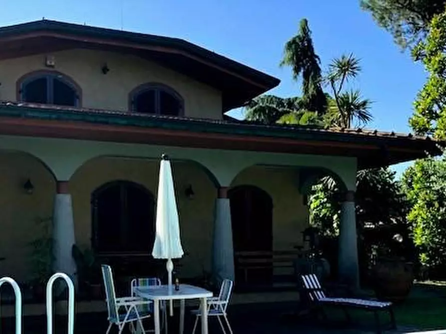 Immagine 2 di Villa in vendita  a Massa