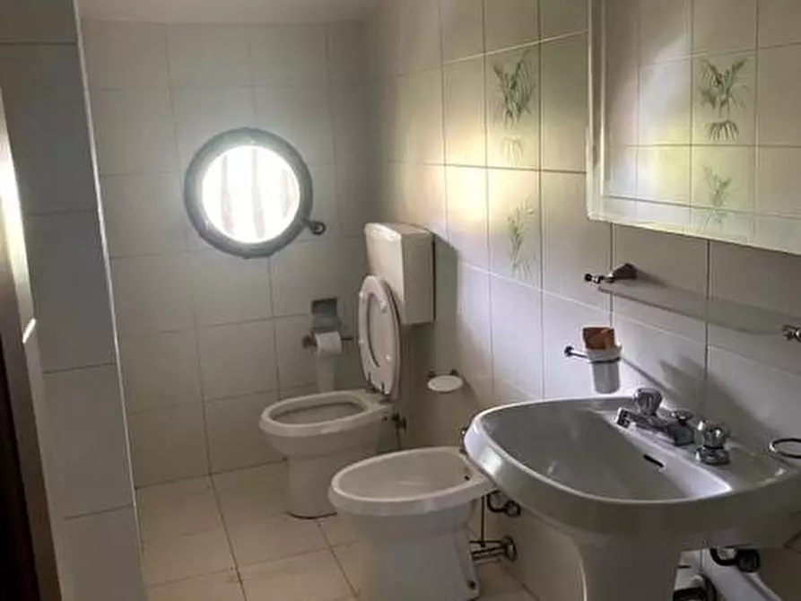 Immagine 11 di Villa in vendita  a Massa