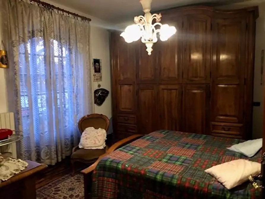 Immagine 13 di Villa in vendita  a Massa