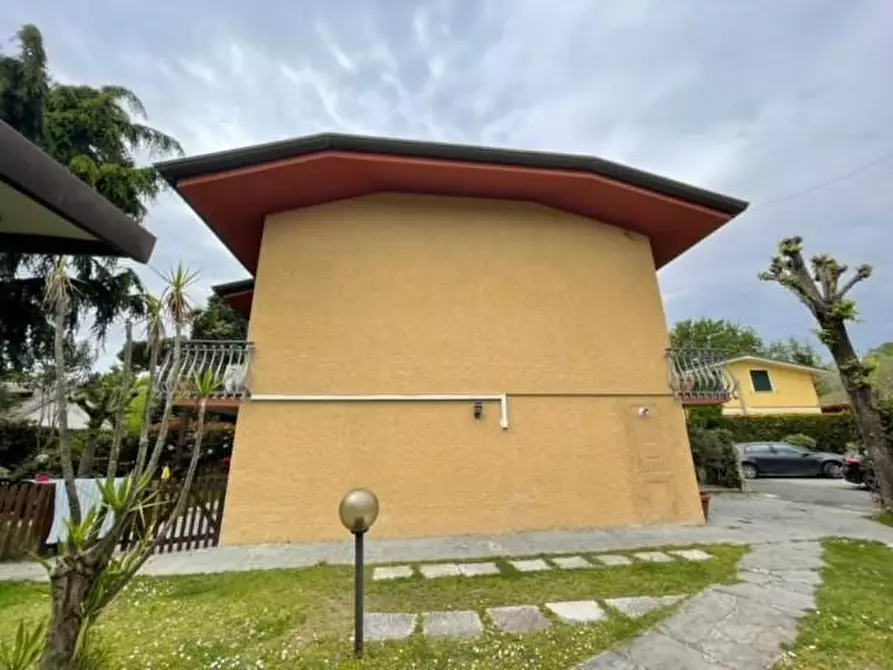 Immagine 12 di Villa in vendita  a Massa