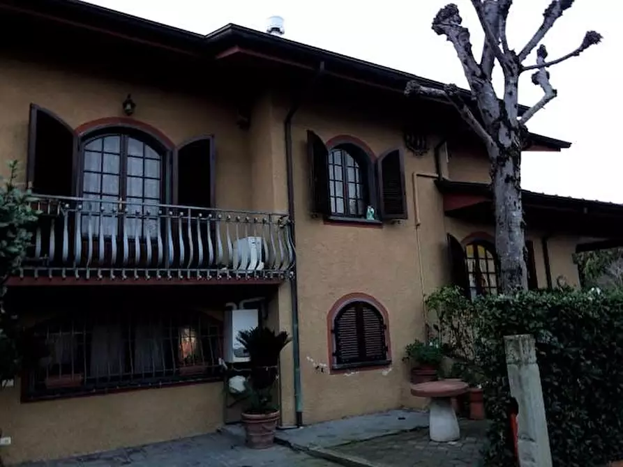 Immagine 6 di Villa in vendita  a Massa