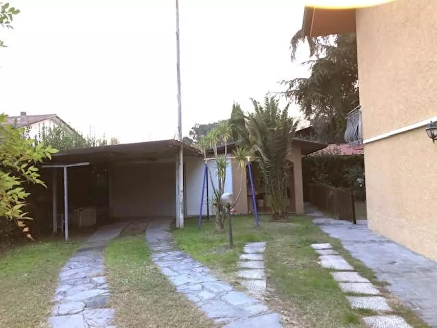 Immagine 8 di Villa in vendita  a Massa