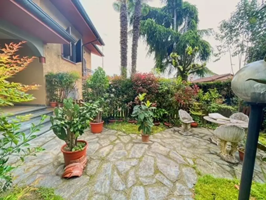 Immagine 7 di Villa in vendita  a Massa