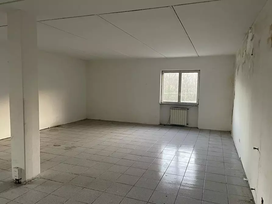 Immagine 4 di Ufficio in affitto  a Lucca