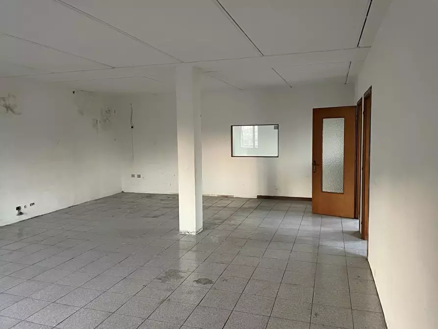 Immagine 2 di Ufficio in affitto  a Lucca