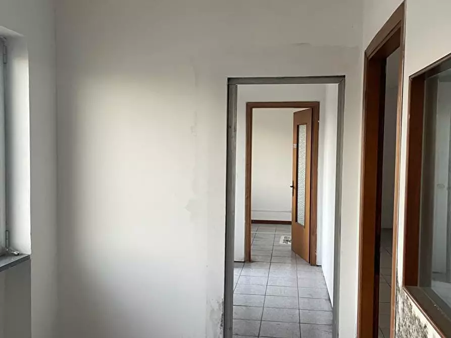 Immagine 7 di Ufficio in affitto  a Lucca