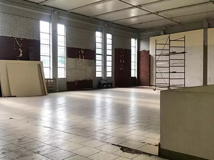 Immagine 2 di Capannone industriale in affitto  a Lucca
