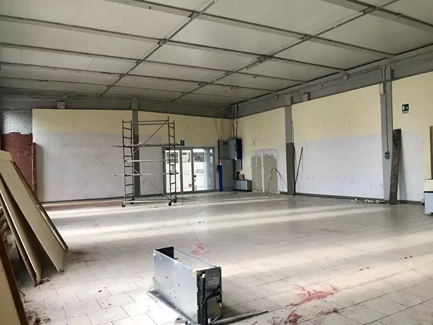 Immagine 3 di Capannone industriale in affitto  a Lucca