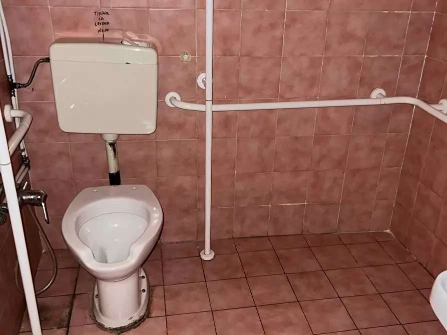 Immagine 9 di Locale commerciale in vendita  a Pisa