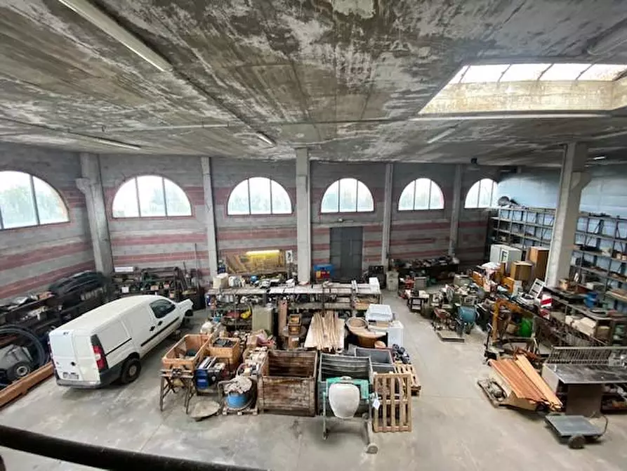 Immagine 24 di Attività artigianale in vendita  a Lucca