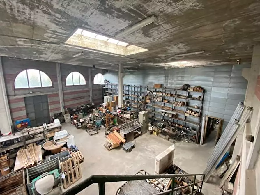 Immagine 23 di Attività artigianale in vendita  a Lucca