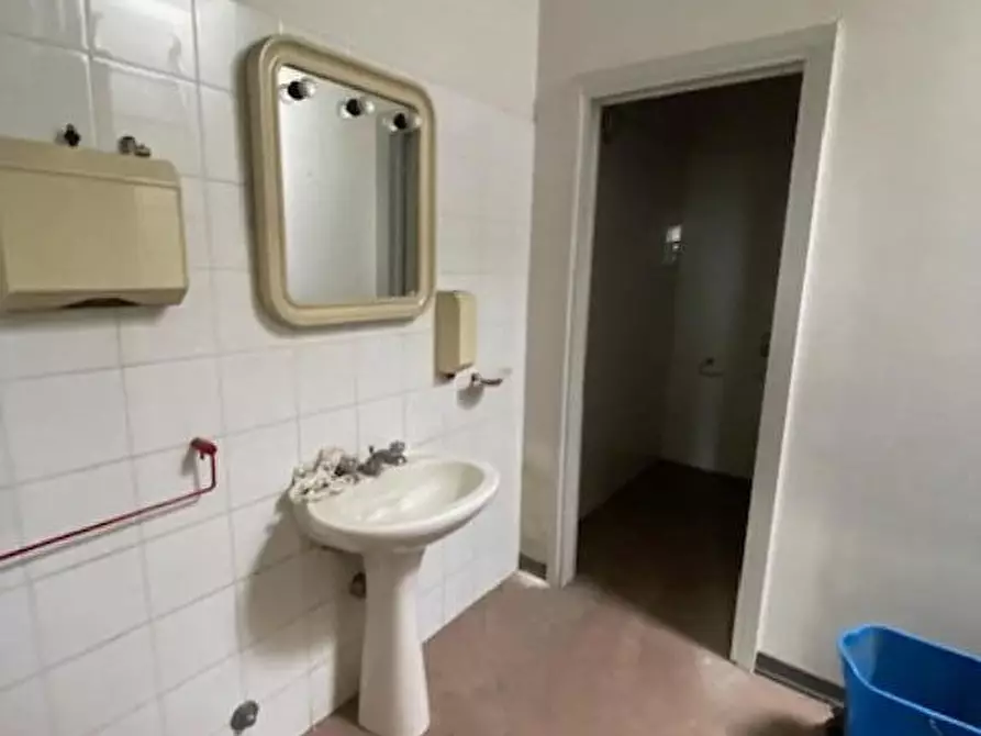 Immagine 22 di Attività artigianale in vendita  a Lucca