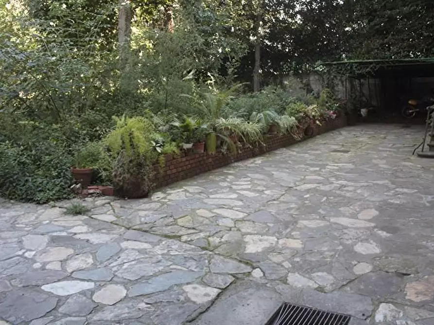 Immagine 8 di Villa in vendita  a Lucca