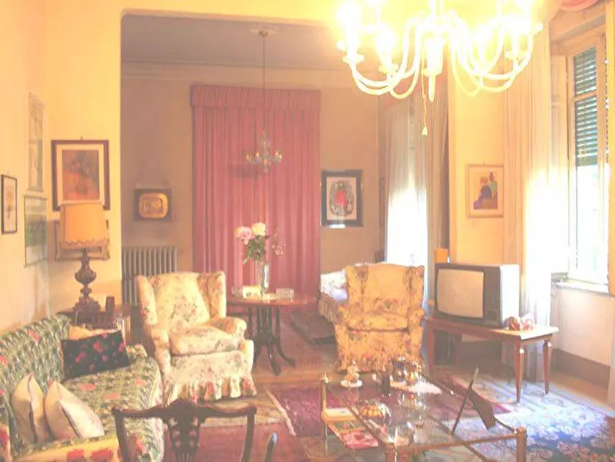 Immagine 11 di Villa in vendita  a Lucca